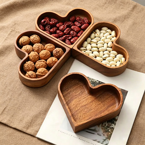 Plateau en bois massif en forme de cœur à 4 compartiments pour fruits secs, collations, thé et bonbons - Product Image 2