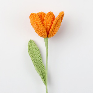 Bouquet di petali di tulipano in maglia di lana intrecciata a mano fiore artificiale uncinetto per regalo - Product Image 3