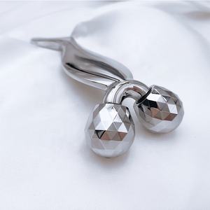 2024 الأعلى مبيعًا مدلّك الوجه والجسم المعدني ذو بكرة للعناية بالبشرة على شكل سمكة - Product Image 4