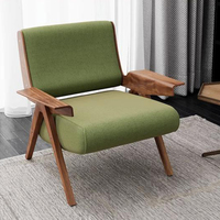 Fauteuil de luxe moderne pour hall d'hôtel, fauteuil lounge en bois de style mid-century, chaise individuelle pour réception commerciale ou zone d'attente de complexe hôtelier