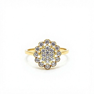 Bague de fiançailles statement plaquée or 18K 14K, style cocktail vintage, avec grappe de diamants ronds floraux et halo ovale festonné - Product Image 1