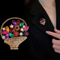 Adorable broche panier de fleurs de style chinois, diamants colorés vintage - Série florale dorée, épingle en alliage pour Noël, accessoire de bijouterie