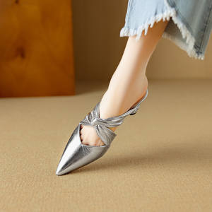 Nouvelles tongs tendance à ceinture latérale et nœud, polyvalentes, en peau de mouton, avec talon cylindrique orné de perles et de diamants - Product Image 2