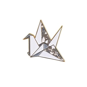 Grulla de origami dorada logotipo Retro de bambú Pin de esmalte suave Duro Personalizado Fabricación de Metal Pines de esmalte suave insignias - Product Image 1