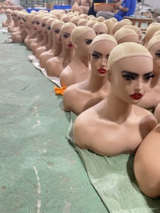 Tête de Mannequin Femme en PVC Réaliste Personnalisable avec Épaules, Support de Présentation de Perruques Perforable pour Salon de Coiffure - Product Image 6