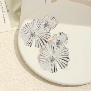 Bán Buôn Cao cấp Kim Loại Lá Sen Đinh tán Cổ Điển Tối Giản Phong Cách Vàng Bạc Hoa Tai Độc Đáo Hình Học Vòng Stud Bông Tai - Product Image 5