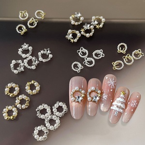 Adornos de uñas de aleación con diseño de corona navideña, lazo y perlas, racimos de diamantes de imitación prefabricados para decoración de uñas, accesorios de manicura - Product Image 1