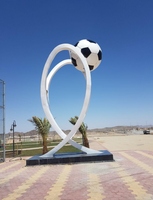Grand monument urbain personnalisé en acier inoxydable poli miroir Football Sculpture