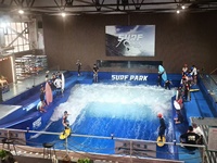 Simulateur de surf à vague artificielle commercial, capacité intérieure/extérieure, prix direct d'usine, bleu clair