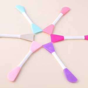 Strumento Facciale in Silicone Portatile Due in Uno, Spazzola per Pulizia dei Pori e Massaggio, Spatola per Miscelare Maschere, Accessorio di Bellezza - Product Image 1