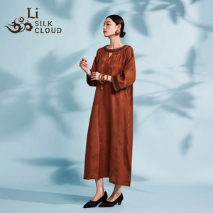 ชุดเดรสลำลองผ้าไหมรักษ์โลกสำหรับผู้หญิง ความยาวระดับเข่า ดีไซน์กระดุมหน้า แขนสั้น พร้อมเข็มขัด ชายกระโปรงผ่าข้าง สไตล์ธรรมชาติ รับผลิตแบบ OEM/ODM พร้อมสกรีนโลโก้ตามสั่ง - Product Image 5