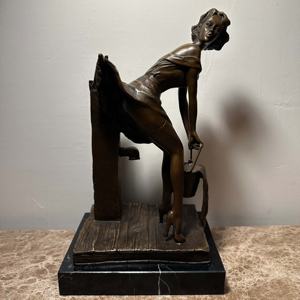 Grande Scultura in Bronzo Stile Europeo Vintage per Esterni, Statua Artistica Realistica di Figura Femminile con Finitura Anticata - Product Image 1