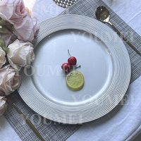 13 pouces élégant fête Banquet rouge spirale ronde en plastique argent Table mariage chargeur assiettes pour dîner réception