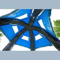 Tente araignée noire et bleue gonflable pour les fêtes au bord de la piscine et les jeux aquatiques