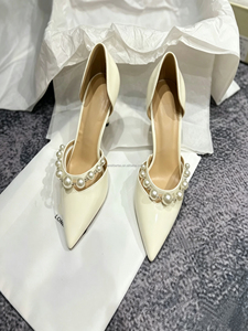 Tacones Altos con Correa de Perlas de Diseño Premium para Damas, Zapatos de Tacón con Punta en Pico de Charol y Plantilla de Cuero Genuino - Product Image 2