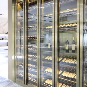 Vinoteca de Acero Inoxidable Dorado Personalizada Royal Metal con Vidrio Templado, Almacenamiento de Vino de Alta Gama para Restaurantes y Hoteles de Lujo - Product Image 2