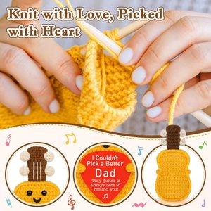 Bambola all'uncinetto personalizzata a forma di <span class=keywords><strong>chitarra</strong></span>/ukulele <span class=keywords><strong>con</strong></span> biglietto positivo, decorazione da scrivania, regalo di compleanno per mamma, papà, figlio - Product Image 3