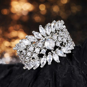 Bracelet manchette en cristal Q260, motif floral, argenté, pour femme, bijoux de mariage, serti de griffes, avec strass - Product Image 1