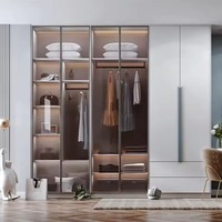 Système de dressing moderne sur mesure en mélamine avec éclairage LED, coiffeuse et portes à fermeture amortie pour chambre à coucher