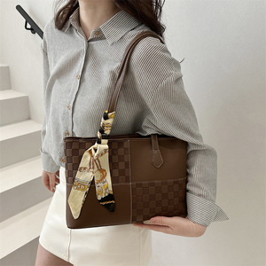 Tas Selempang Bertekstur Premium Dengan Pita, Tas Tote Bermotif Kotak-Kotak Stylish, Tas Wanita Kulit PU Populer - Product Image 2