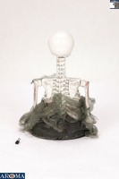 Squelette animé AROMA de 15 pouces avec son et mouvements de la tête pour tables d'Halloween et présentations intérieures