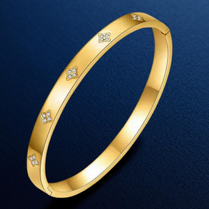 طقم أساور نسائية من فاليانا مطلية بالذهب عيار 18 قيراط مع زركون على شكل زهرة رباعية الأوراق قابلة للتكديس - Product Image 4