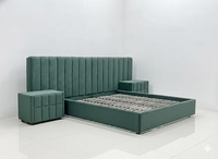 Cadre de lit réglable en bois rembourré en velours luxueux et moderne, avec tête de lit capitonnée à motif de coutures verticales linéaires et rangement intégré