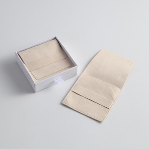 Pochette à bijoux en microfibre de velours personnalisée avec rabat et matelassage pour le rangement et l'emballage des bagues et des accessoires - Product Image 5