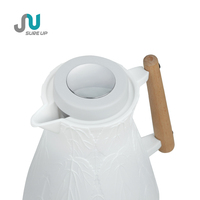 Pichet isotherme décoratif 1L en verre avec poignée en bois et couvercle à pression – Cadeau idéal pour le Ramadan et les mariages, destiné au marché du Golfe