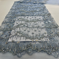 Nouveau en stock : Tissu à motif ondulé large avec broderie de sequins en cristal et de perles tubulaires, idéal pour les robes et les tenues de soirée