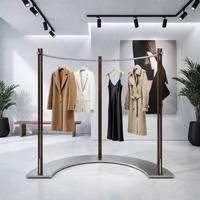 Nouveau design moderne, support d'affichage autoportant en acier inoxydable couleur marron et argent, pour la protection contre la corrosion, destiné aux magasins de vêtements