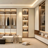 Système de dressing moderne de luxe avec éclairage LED, placage bois, armoire modulaire pour chambre de femme avec porte en verre