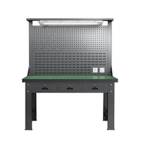 Banc de travail métallique sur mesure avec panneau porte-outils, armoire à tiroirs et prise électrique