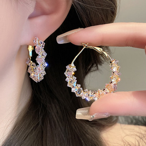 Boucles d'oreilles créoles minimalistes de style coréen en tungstène et zircon plaqué or pour femmes A1833 - Product Image 4