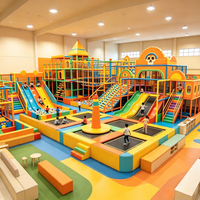 Équipement de terrain de jeux intérieur en métal coloré sur mesure, centre de divertissement familial de grande envergure, parc de trampolines, terrain de jeux clé en main