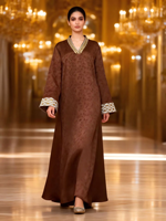 Robe longue ample en satin jacquard à col en V avec broderie dorée et manches évasées pour les occasions de mariage et de banquet