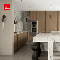 Armoire de cuisine en chêne massif avec cadre affleurant et porte Shaker en placage de chêne naturel Wabi-Sabi du groupe Alland, avec accessoires pour salon