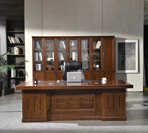 Conjunto de Escritorio Ejecutivo Clásico de Madera con Silla, Mesa de Jefe en Forma de L y Librero - Product Image 1