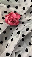 Tissu en dentelle d'organza tricoté 100 % polyester de luxe avec imprimé pois floqués noirs, largeur 150 cm, pour la décoration intérieure et les vêtements