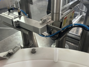 Máquina Automática de Llenado y Tapado de Dosis Pequeñas de Plástico para Bebidas, Mesoterapia, Gel, Aceite, Pegamento, Jeringas Prellenadas de Alta Precisión - Product Image 5