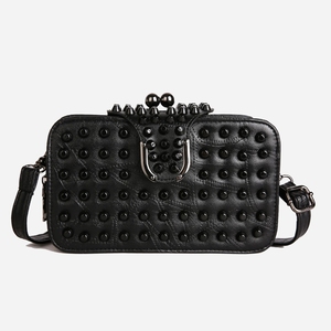 <span class=keywords><strong>Borsa</strong></span> Messenger a tracolla <span class=keywords><strong>nera</strong></span> Chic da donna in pelle sintetica con borchie decorative piccola <span class=keywords><strong>borsa</strong></span> a tracolla - Product Image 1