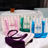 Sac fourre-tout tendance en toile de coton à rayures colorées, avec poche avant brodée personnalisée et soufflet de fond, idéal pour le shopping et l'usage quotidien
