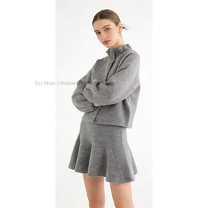 Ensemble 2 pièces en tricot gris pour femme - Manches bouffantes oversize et mini-jupe évasée - Tenue tendance - Product Image 4