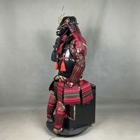 Japanischer Rot-Schwarzer Geflochtener Seil-Metall-Samurai-Rüstungsständer für Kinder und Männer, Film-/TV-Requisiten