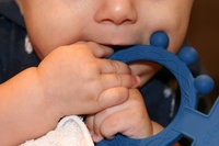Anneau de dentition en caoutchouc naturel silicone organique de qualité alimentaire 100% sans BPA jouet doux pour bébé pour les enfants ne tombent jamais
