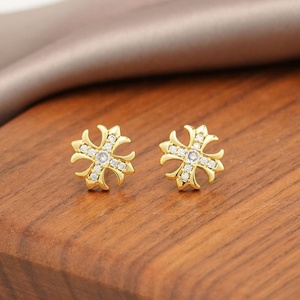 Petites boucles d'oreilles à clous de style rétro, micro-incrustées de zircon, nouveau design géométrique exquis et tendance pour femmes - Product Image 4