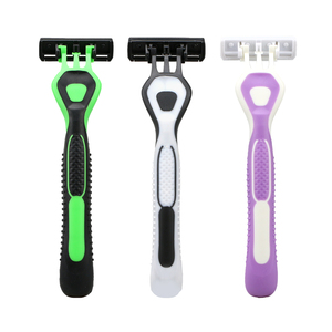 Maquinilla de Afeitar Desechable de Triple Hoja de Acero Inoxidable, Cabezal Pivotante con Tira Lubricante, Mango de Goma - Product Image 4