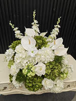 Vente en gros de boules de fleurs artificielles rouges, blanches et bleues faites à la main pour servir de décorations centrales sur les tables de mariage.