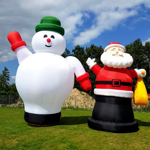 Decoración inflable navideña comercial para exteriores con diseño de Papá Noel y muñeco de nieve. - Product Image 1