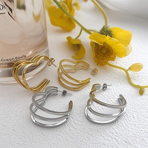 Pendientes de Aro con Forma de Corazón Acanalado |   Acero Inoxidable Chapado en Oro PVD de 18K |   Aros en capas impermeables, hipoalergénicos y duraderos para mujer - Product Image 3